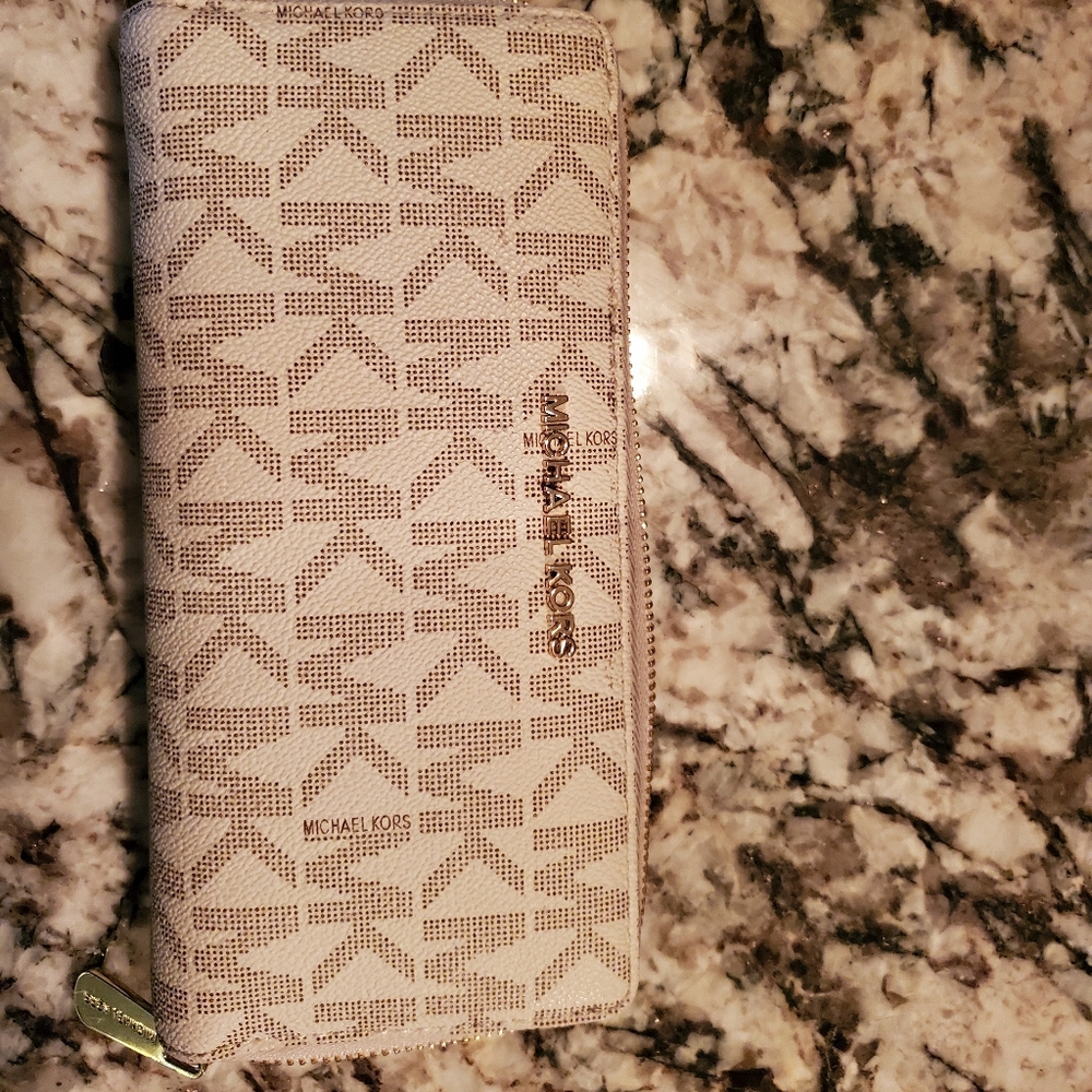 Michael Kors Continental Wristlet